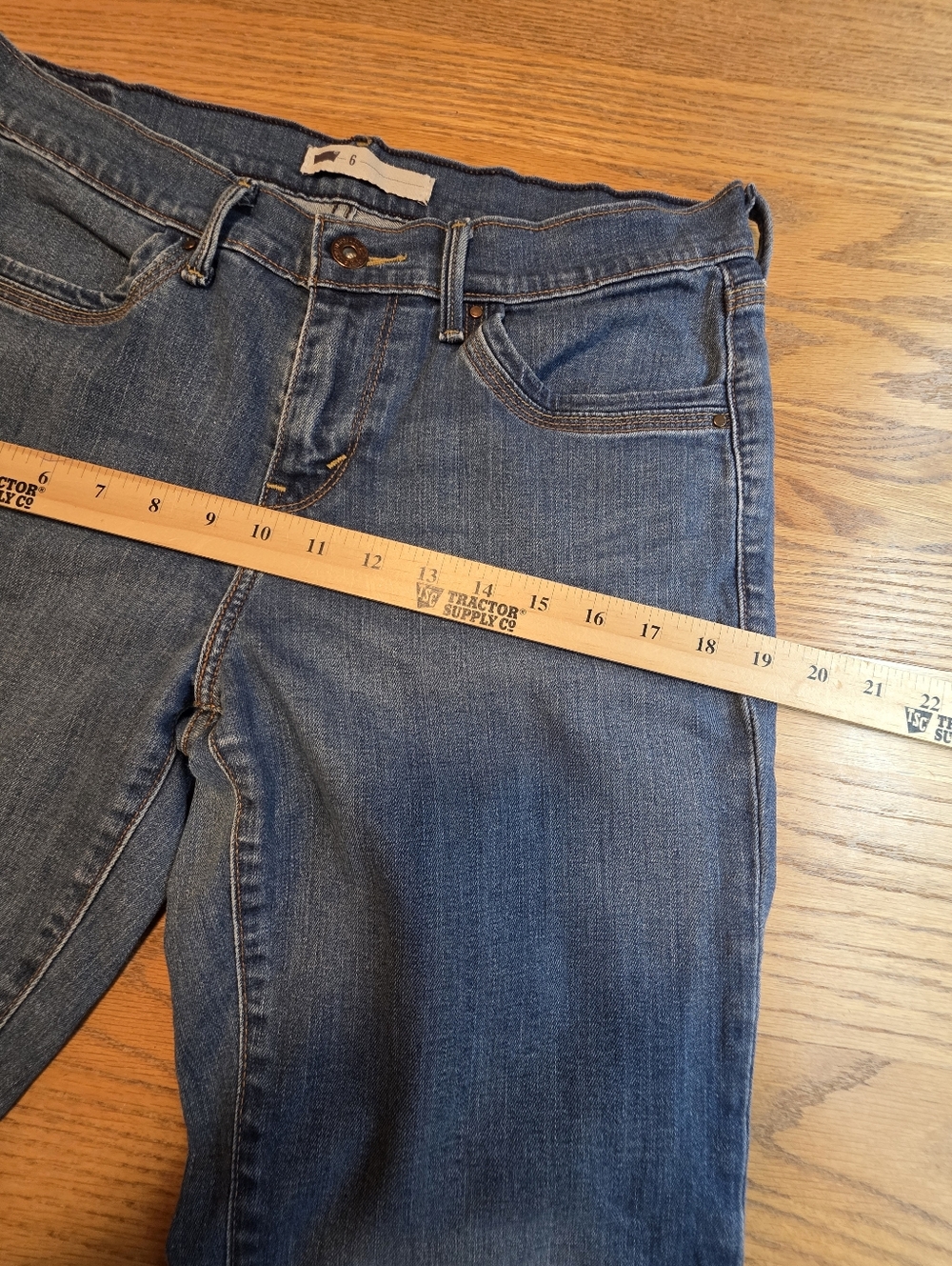 Levi's Capris Denim Jeans Women's Blue Cuffed Logo Size 6 - Picture 6 of 12